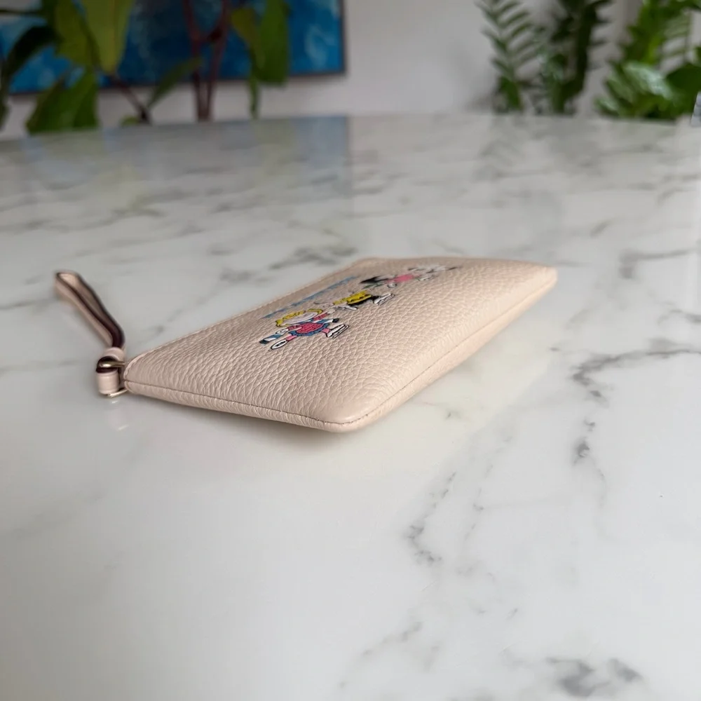 Coach X Peanuts Corner Zip Wristlet With Snoopy And Friends Motif CF213 Ivory - Picture 5 of 11